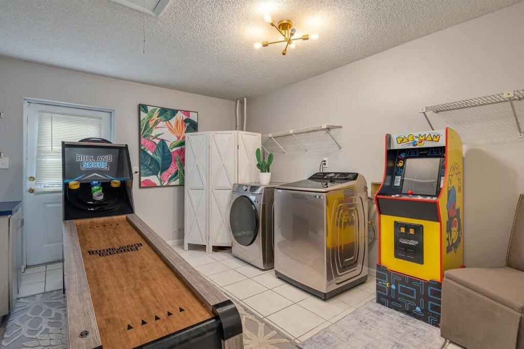 King Bed Suite, Fireside Hot Tub, Gameroom Auburndale Exteriör bild