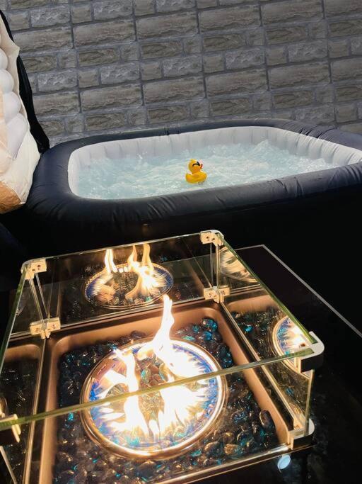 King Bed Suite, Fireside Hot Tub, Gameroom Auburndale Exteriör bild